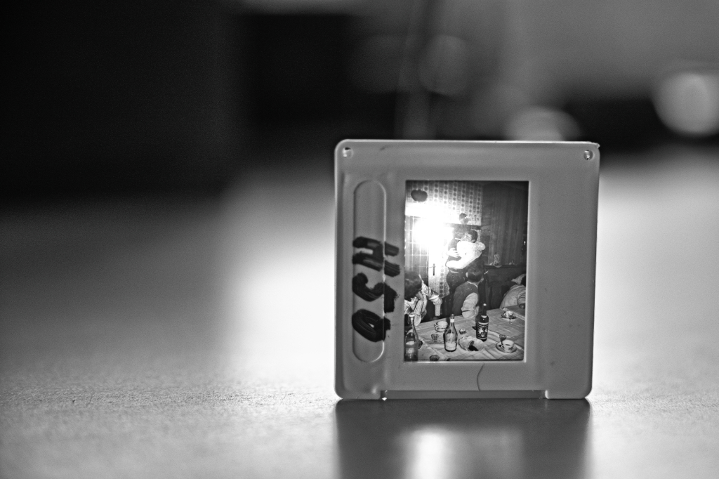 dia·pos·i·tive noun \ˌdī-ə-ˈpä-zə-tiv, -ˈpäz-tiv\ :  a positive photographic image on transparent material (as glass or film) 