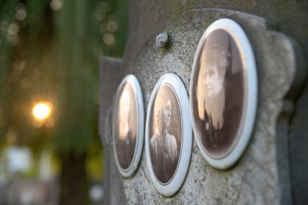 grave·stone noun \ˈgrāv-ˌstōn\ : a stone that marks the place where a dead person is buried and that usually has the person's name and birth and death dates on it 