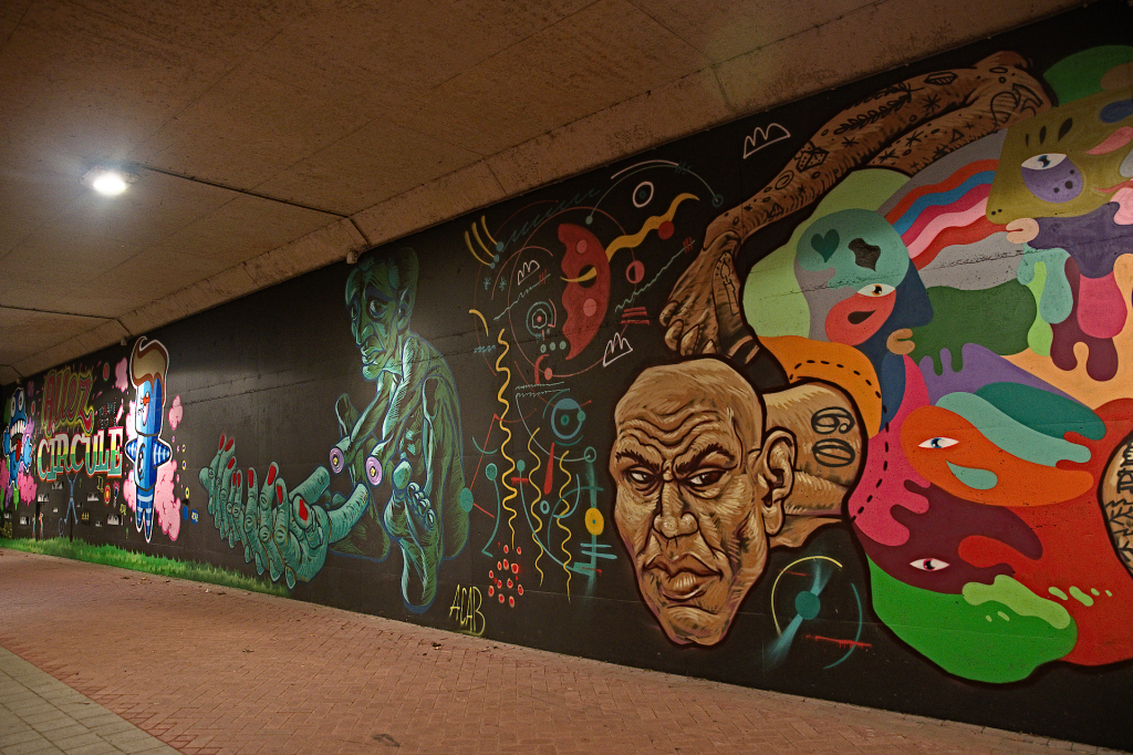 1graf·fi·ti verb \grə-ˈfē-(ˌ)tē, gra-, grä-\ transitive verb :  to draw graffiti on :  to deface with graffiti  