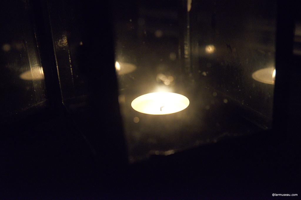 lan·tern noun, often attributive ˈlan-tərn : a light that has usually a glass covering and that can be carried by a handle 
