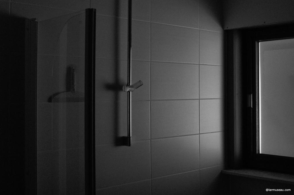 bath·room noun \-ˌrüm, -ˌru̇m\ : a room with a sink and toilet and usually a bathtub or shower : a room in a public place with a toilet and sink 