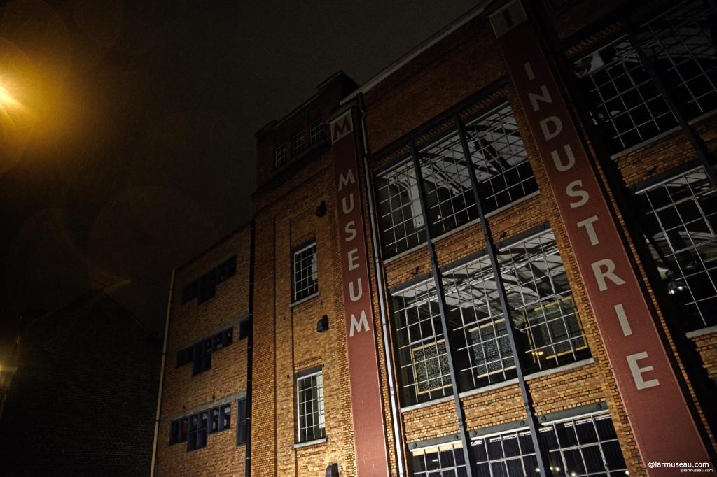 mu·se·um noun \myu̇-ˈzē-əm\ : a building in which interesting and valuable things (such as paintings and sculptures or scientific or historical objects) are collected and shown to the public 