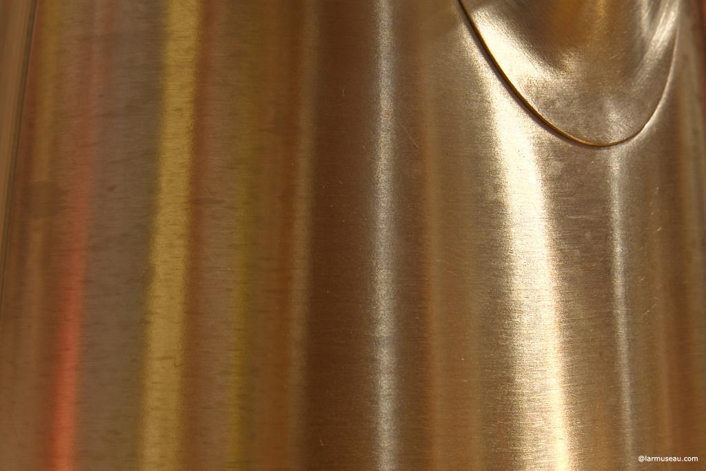 aluminum noun, alu·mi·num often attributive \ə-ˈlü-mə-nəm\ : a silver metal that is strong and light and that is used for making many products 