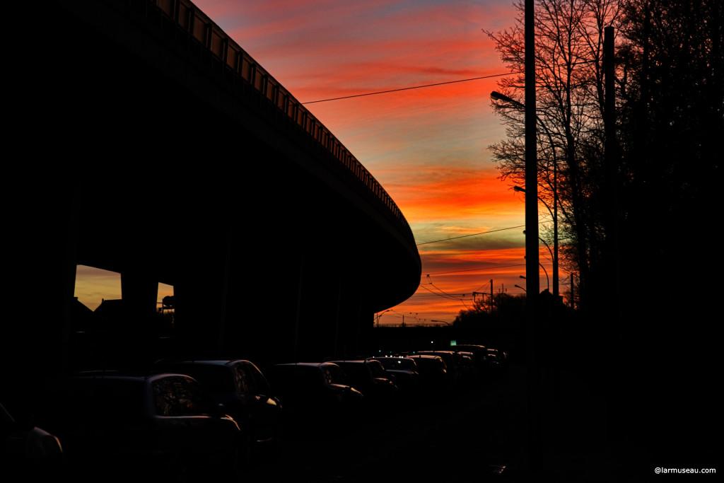 viaduct noun via·duct \ˈvī-ə-ˌdəkt\ : a long, high bridge that carries a road or railroad over something (such as a valley) 