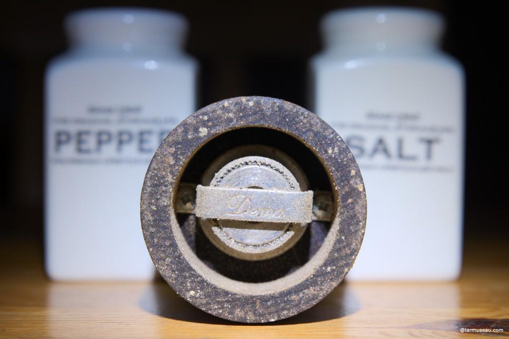 pepper noun pep·per \ˈpe-pər\ Definition of PEPPER 1 a :  either of two pungent products from the fruit of an Indian plant (Piper nigrum) that are used chiefly as condiments: (1) :  black pepper (2) :  white pepper 