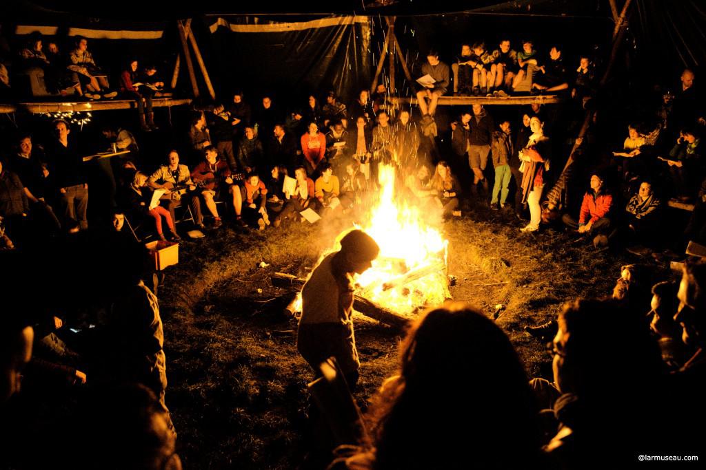bonfire noun bon·fire \ˈbän-ˌfī(-ə)r\ : a large outdoor fire 