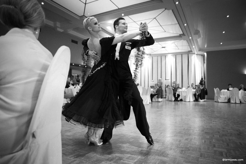 ballroom noun ball·room \ˈbȯl-ˌrüm, -ˌru̇m\ : a large room used for dances 