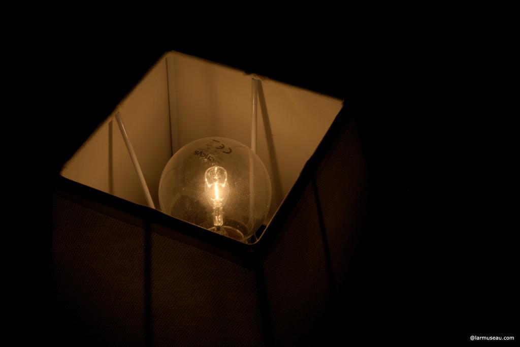 tung•sten (ˈtʌŋ stən) n. a rare, bright gray, lustrous metallic element having a high melting point, 3410°C: used in electric-lamp filaments.